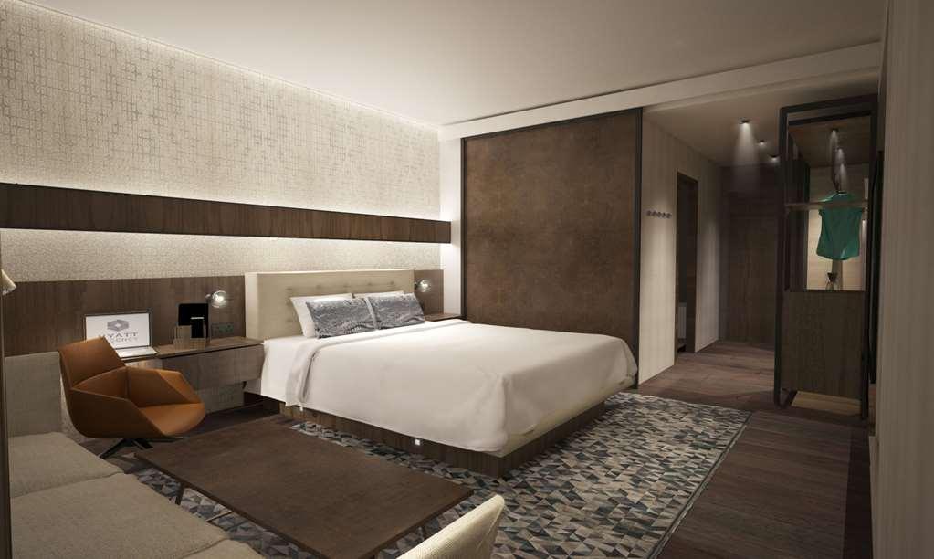 فندق Hyatt Regency صوفيا الغرفة الصورة A guest room at the hotel