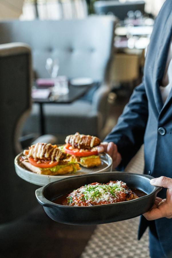 فندق Hyatt Regency صوفيا المظهر الخارجي الصورة A waiter serving food