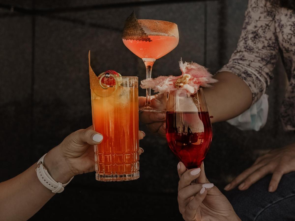 فندق Hyatt Regency صوفيا المظهر الخارجي الصورة A selection of cocktails