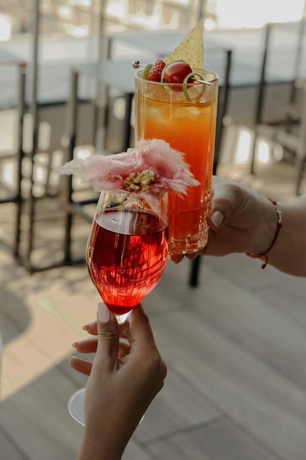 فندق Hyatt Regency صوفيا المظهر الخارجي الصورة A glass of champagne