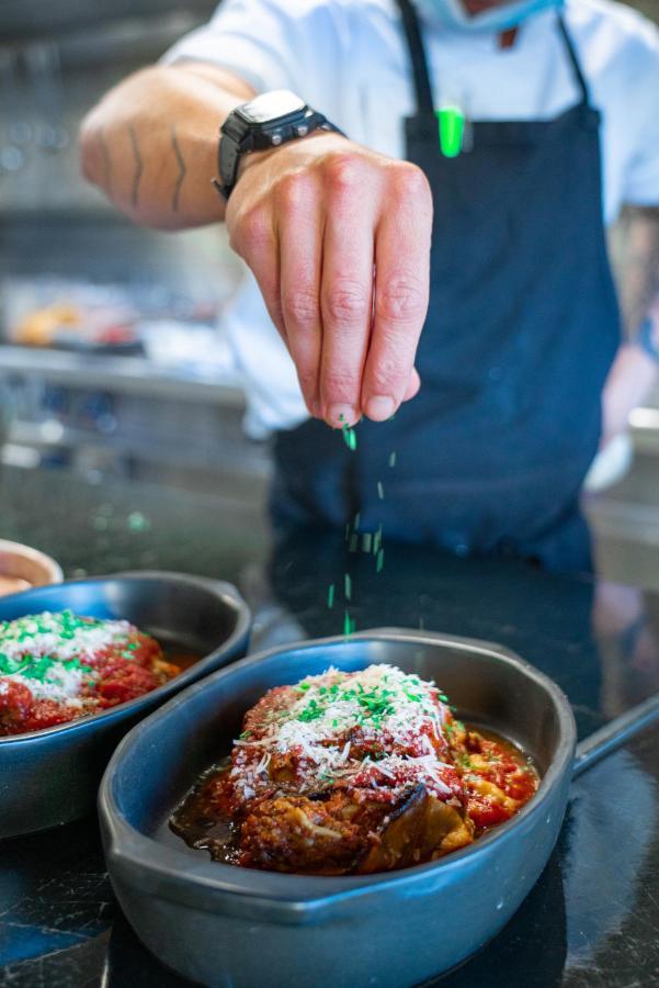 فندق Hyatt Regency صوفيا المظهر الخارجي الصورة A chef sprinkles green food coloring on a dish