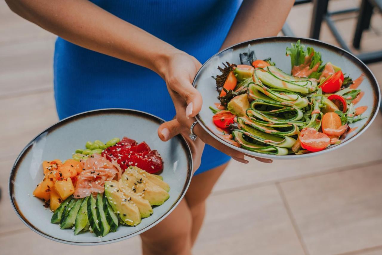 فندق Hyatt Regency صوفيا المظهر الخارجي الصورة A woman holding two poke bowls