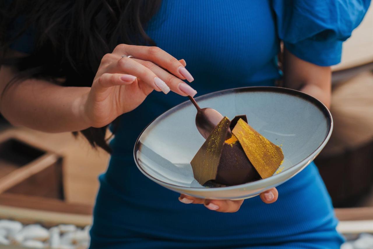 فندق Hyatt Regency صوفيا المظهر الخارجي الصورة A woman eating a chocolate dessert