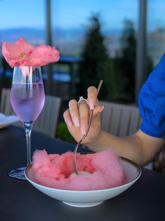 فندق Hyatt Regency صوفيا المظهر الخارجي الصورة Cotton candy being eaten with a stick